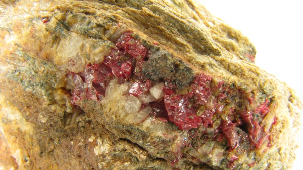 Cinabarit – 1,5 cm velký agregát v hornině, Horní Luby (Národní muzeum) Cinabarit – 1,5 cm velký agregát v hornině, Horní Luby (Národní muzeum)