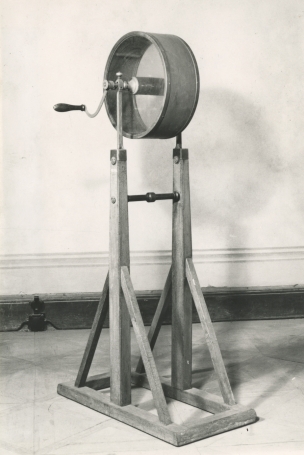 Losovací buben (výška 146 cm, průměr bubnu 41 cm)