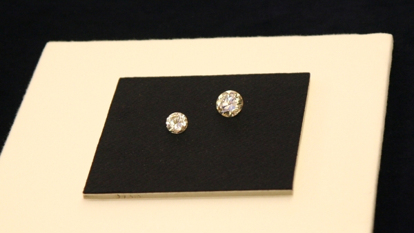 Na výstavě Peníze budou představeny i dva dokonale průhledné brilianty o váze 24,1 a 11,95 karátů Na výstavě Peníze budou představeny i dva dokonale průhledné brilianty o váze 24,1 a 11,95 karátů