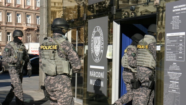 Do Nové budovy Národního muzea byly převezeny za účasti Útvaru rychlého nasazení převezeny nejcennější předměty ze sbírek Národního muzea. Do Nové budovy Národního muzea byly převezeny za účasti Útvaru rychlého nasazení převezeny nejcennější předměty ze sbírek Národního muzea.