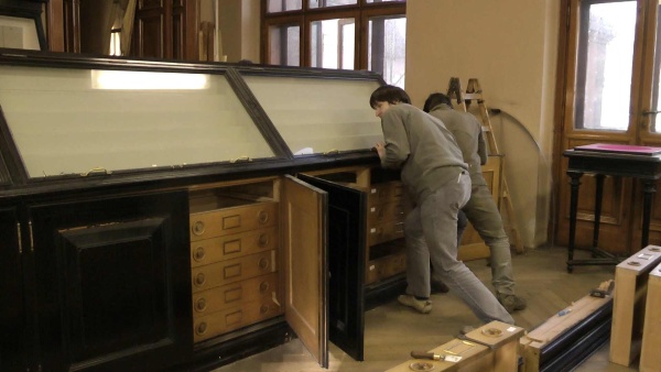 Společně s nimi se demontují a připravují k transportu i Schulzovy vitríny. Společně s nimi se demontují a připravují k transportu i Schulzovy vitríny.