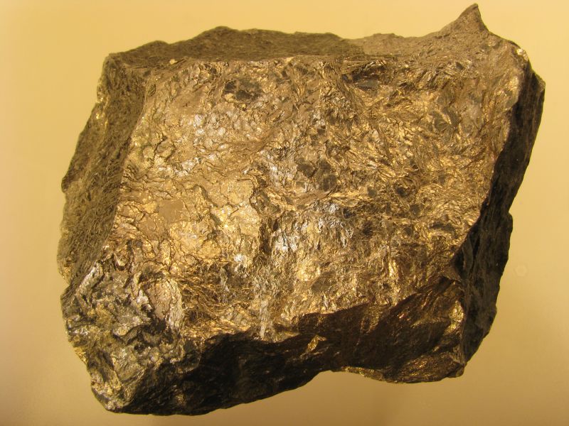 Slitina železa a manganu – tzv. feromangan, rozměry 9 × 8 cm. Feromangany bývají velmi často pokládány za meteority (foto: D. Velebil)