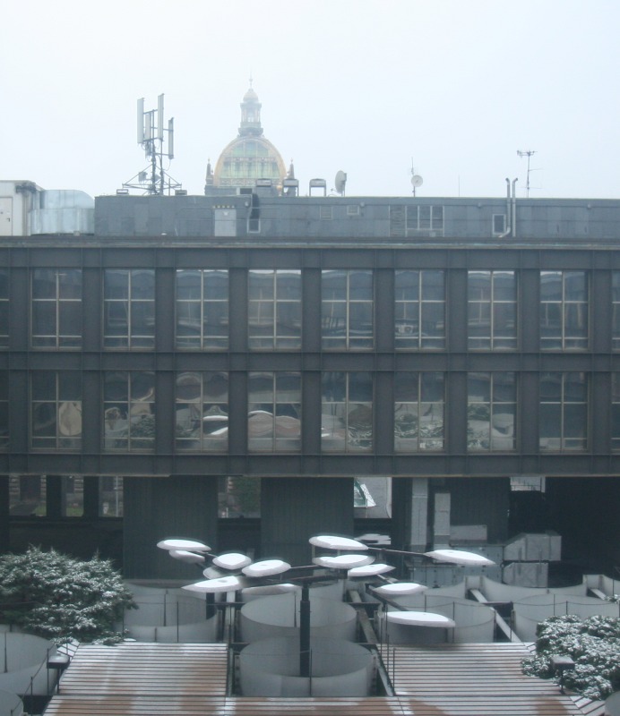 Pohled na plastiku s Historickou budovou Národního muzea v pozadí Pohled na plastiku s Historickou budovou Národního muzea v pozadí