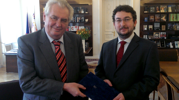 Prezident republiky a generální ředitel Národního muzea při předání memoranda Prezident republiky a generální ředitel Národního muzea při předání memoranda