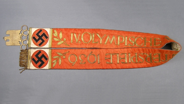 Stuha z hedvábného rypsu pro ZOH v Garmisch-Partenkirchen roku 1936 Stuha z hedvábného rypsu pro ZOH v Garmisch-Partenkirchenu roku 1936