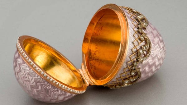 Michail Evlampievič Perchin, fa Fabergé, konec 19. století, Rusko, Uměleckoprůmyslové muzeum v Praze. Toto růžové vejce najdou návštěvníci Národního muzea na výstavě Peníze