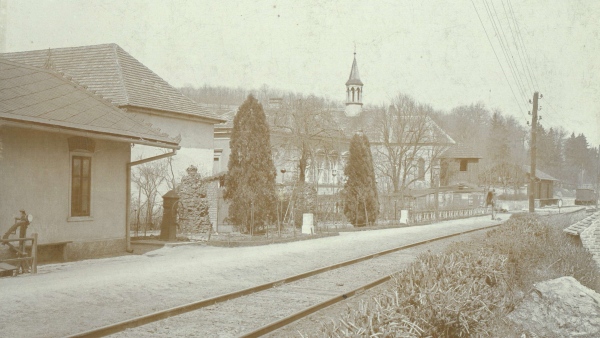 Staré nádraží v Nelahozevsi s jednokolejnou tratí, fotografie, cca přelom 19. a 20. století (České muzeum hudby) Staré nádraží v Nelahozevsi s jednokolejnou tratí, fotografie, cca přelom 19. a 20. století (České muzeum hudby)