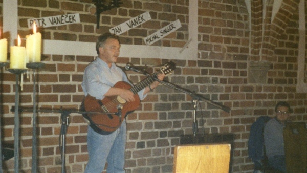 Vystoupení Karla Kryla na Přehlídce nezávislé československé kultury, která se konala ve dnech 3. - 5. listopadu 1989 v polské Wroclawi. Vystoupení Karla Kryla na Přehlídce nezávislé československé kultury, která se konala ve dnech 3. - 5. listopadu 1989 v polské Wroclawi.Festival byl součástí Mezinárodního semináře, věnovaného problému kultury Střední Evropy, který organizovala Polsko-československá solidarita ve spolupráci s exilovými skupinami.