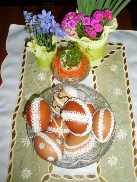 Kraslice a jarí květiny.