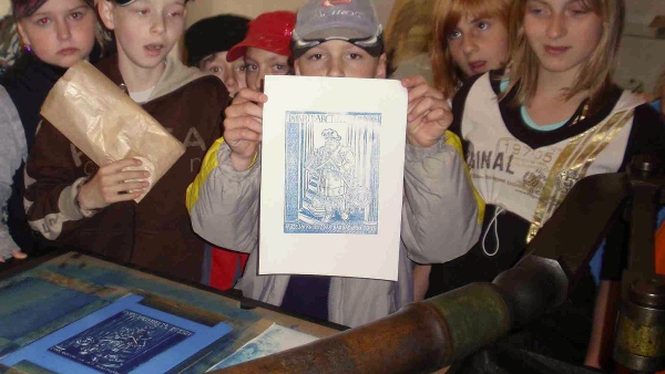 Děti si samy vytiskly v expozici na ručním lisu obrázek Děti si samy vytiskly v expozici na ručním lisu obrázek