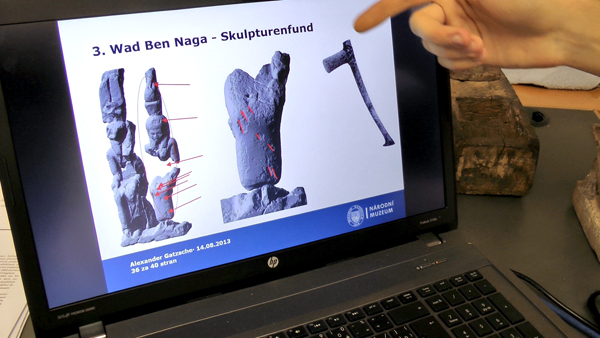 Na virtuálním modelu můžeme vidět, jak byly vedeny údery sekerou při ničení sousoší obrázek monitoru