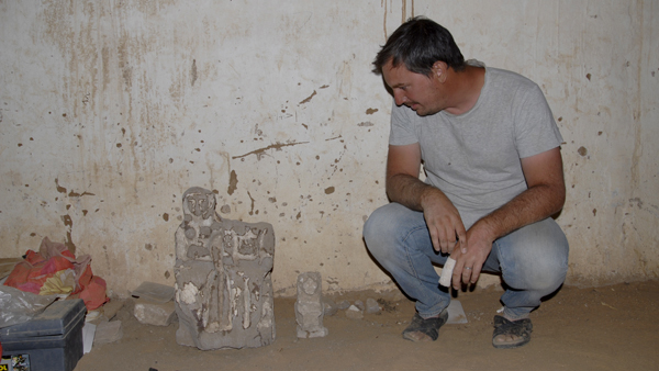 Vedoucí výzkumu Pavel Onderka s některými z nálezů. Foto: Alexander Gatzsche Vedoucí výzkumu