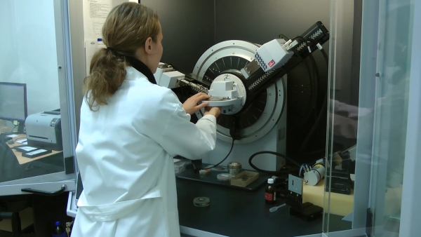 Krystalová struktura série vybraných vzorků tetraedritů z rozmanitých lokalit byla zkoumána metodou zvanou rentgenová difrakce. Krystalová struktura série vybraných vzorků tetraedritů z rozmanitých lokalit byla zkoumána metodou zvanou rentgenová difrakce.