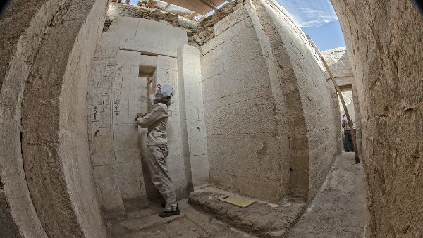 Zádušní kaple s nepravými dveřmi v mastabě lékaře Šepseskafancha (foto Martin Frouz) Zádušní kaple s nepravými dveřmi v mastabě lékaře Šepseskafancha (foto Martin Frouz)