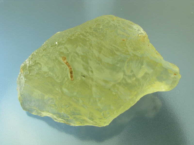 Libyjské pouštní sklo, Egypt, 8,5x5x4 cm, sbírka Národního muzea. (Foto D. Velebil)