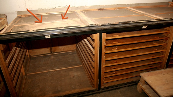 Vitrína – celkový pohled. Šipky ukazují na místo nálezu nápisu (zdroj: Národní muzeum) Vitrína – celkový pohled. Šipky ukazují na místo nálezu nápisu (zdroj: Národní muzeum)