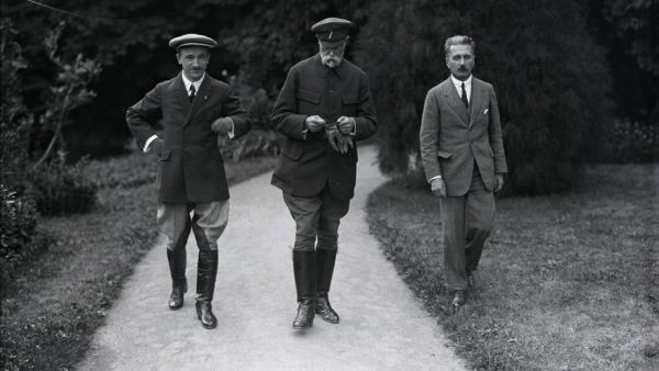 T. G. Masaryk s Edvardem Benešem a generálem Viktorem Hoppem při procházce parkem v Topoľčiankách, srpen 1923 T. G. Masaryk s Edvardem Benešem a generálem Viktorem Hoppem při procházce parkem v Topoľčiankách, srpen 1923