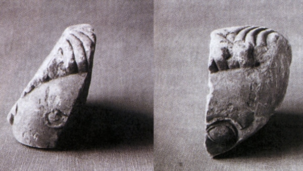 Další dva zlomky slavné sochy (stav záhy po nalezení)