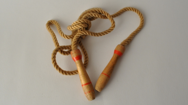 Další oblíbená dětská hračka je švihadlo, které je zároveň i sportovní pomůckou.