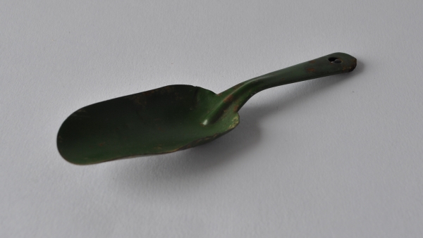 K lopatce patřil samozřejmě i kyblík a formičky. S kovovou lopatkou bylo možné se na pískovišti prokopat skutečně hluboko.