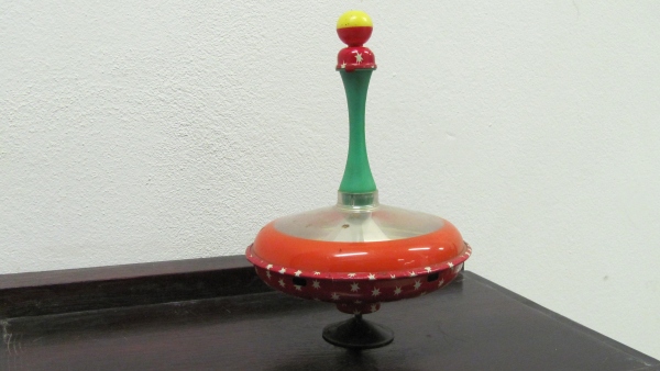 Hračka, která provází děti od nepaměti. Ve 20. století docházelo k její modernizaci a stala se i sportovním náčiním – první soutěže probíhaly v šedesátých letech.