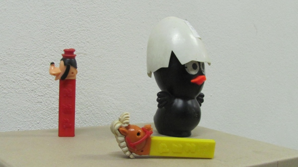 Dobové hračky – Kalimero a PEZ.