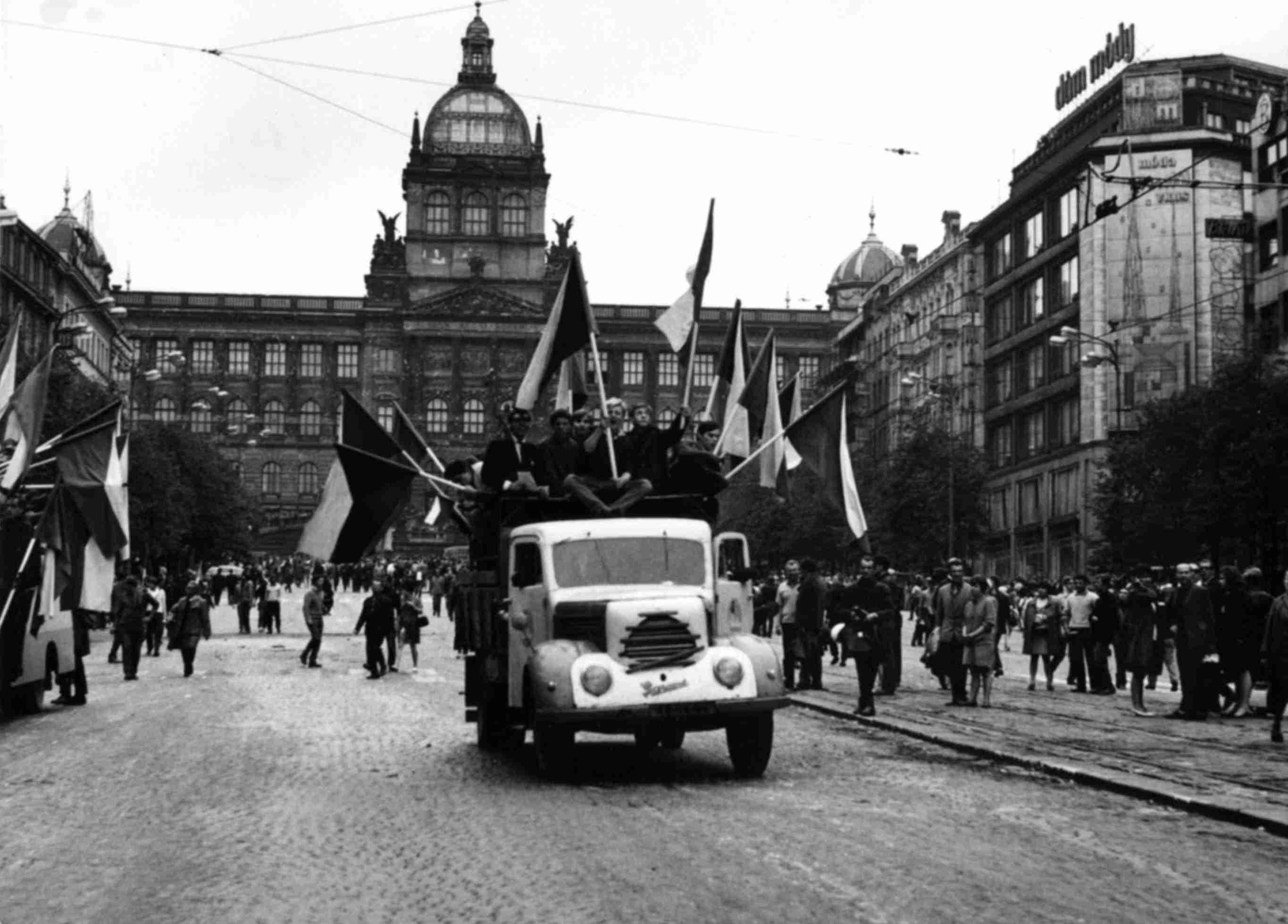 Pohled na Národní muzeum. Fasáda je již poškozená střelami. Autor neznámý.