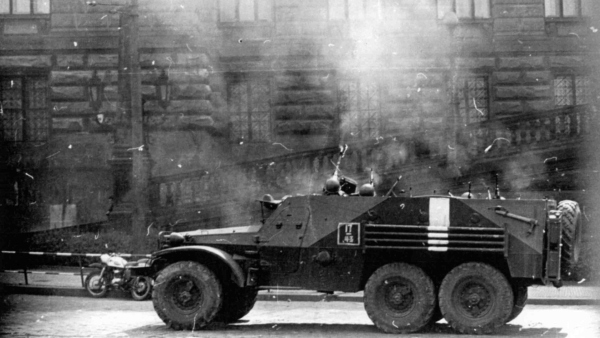 Střelba okupačních vojsk fasádu muzea značně poškodila. Foto: Čvančara