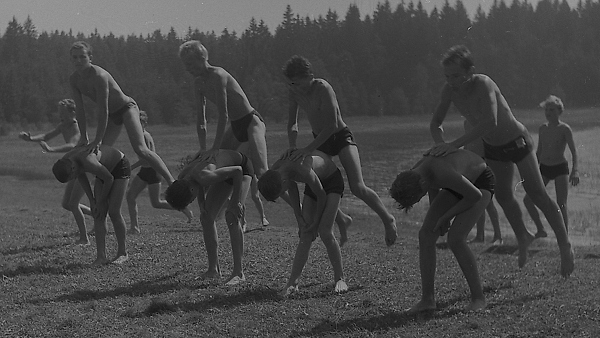 Tělesná výchova zaujímala nejméně polovinu veškeré táborové činnosti (foto: Seidl, Národní muzeum)
