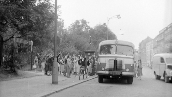 Děti zejména z měst a průmyslových oblastí odjížděly v polovině 50. let na tábory ve skupinách, které se kryly se základními pionýrskými kolektivy na školách. Tábory se proto začaly označovat jako pionýrské. (foto: Seidl, Národní muzeum)