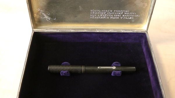 Pero, kterým byla podepsána kapitulace německých vojsk v Praze 8. května 1945. Pero, kterým byla podepsána kapitulace německých vojsk v Praze 8. května 1945.