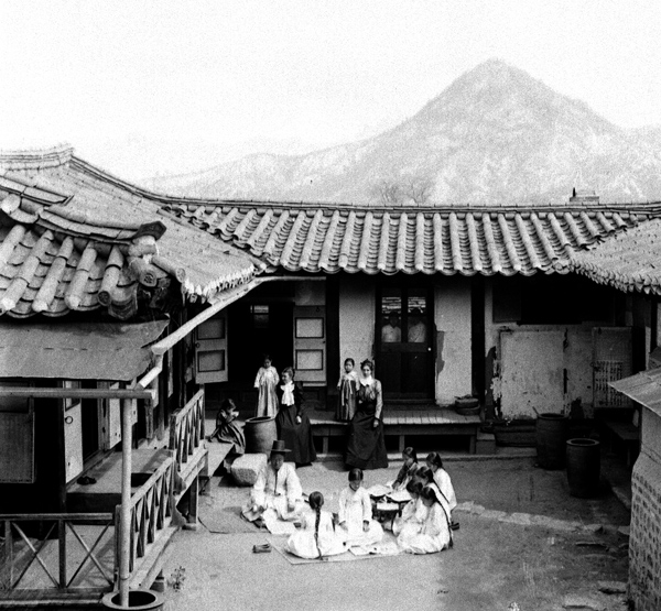 Nádvoří americké misionářské školy pro dívky - sedí zde žačky s učitelem a misionářky