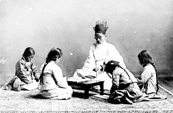 Domácí učitel se čtyřmi žačkami