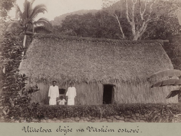 Učitel s rodinou před domem 