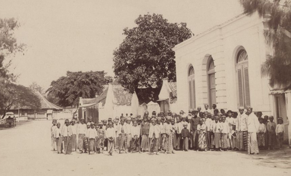 Žáci a učitelé před školou 