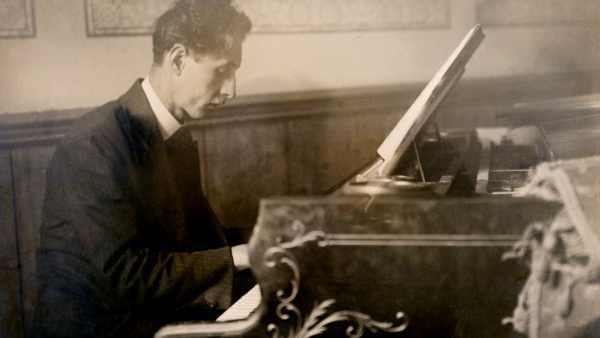 Fotografie mladého Bohuslava Martinů u klavíru Fotografie mladého Bohuslava Martinů u klavíru