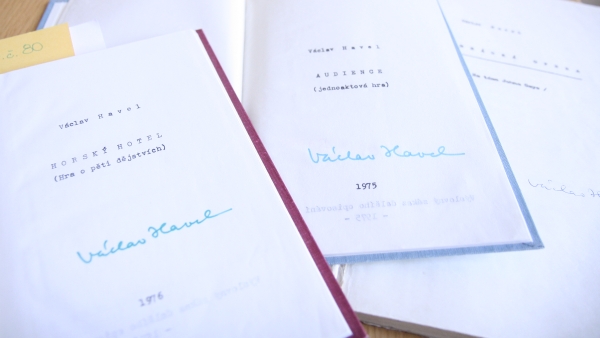 Samizdatová vydání Havlových her Horský hotel (1976) a Audience (1975) z edice Petlice uchovává Národní muzeum. Samizdatová vydání Havlových her Horský hotel (1976) a Audience (1975) z edice Petlice uchovává Národní muzeum.