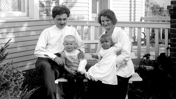 A. V. Novák s manželkou Marií, synem Václavem a dcerou Jiřinou před vilkou v Dolních Mokropsech (dnes Černošice), 1922. Černobílý negativ. (zdroj: Národní muzeum) A. V. Novák s manželkou Marií, synem Václavem a dcerou Jiřinou před vilkou v Dolních Mokropsech (dnes Černošice), 1922. Černobílý negativ. (zdroj: Národní muzeum)