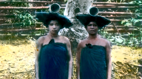 Dvě batacké ženy, Sumatra, Indonésie. Kolorovaný diapozitiv. (zdroj: Národní muzeum) Dvě batacké ženy, Sumatra, Indonésie. Kolorovaný diapozitiv. (zdroj: Národní muzeum)