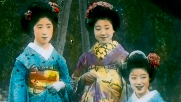 Gejši v Obamě, Japonsko. Ručně kolorovaný diapozitiv - detail. (zdroj: Národní muzeum)