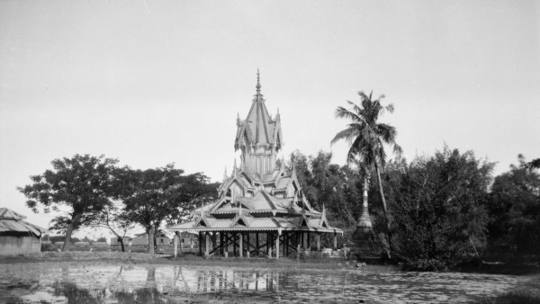 Chrám a stúpa před nádražím, dnešní Myanmar. Původní negativ, pořízený A. V. Novákem přímo v terénu. (zdroj: Národní muzeum)