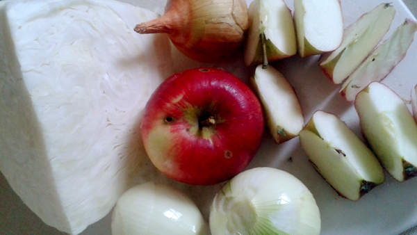 Různí lidé, různé chutě. V našem receptu přidáváme do zelí cibuli a jablka. Nekdo má rád například křen... Fotografie jablka, zelí a cibule