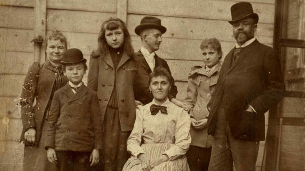 Antonín Dvořák s rodinou v New Yorku (zdroj: Národní muzeum) Antonín Dvořák s rodinou v New Yorku (zdroj: Národní muzeum)