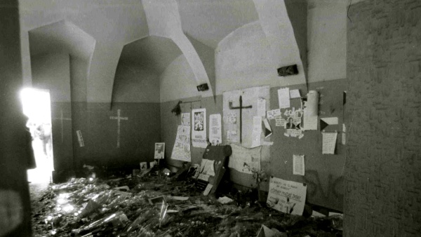 Připomínka událostí 17.listopadu v podloubí na rohu Národní třídy a Mikulanské ulice, kde došlo ze strany pořádkových jednotek SNB k bití manifestujících. Toto místo sponntánní piety vzniklo krátce po událostech 17. listopadu (zdroj: Národní muzeum) Připomínka událostí 17.listopadu v podloubí na rohu Národní třídy a Mikulanské ulice, kde došlo ze strany pořádkových jednotek SNB k bití manifestujících. Toto místo sponntánní piety vzniklo krátce po událostech 17. listopadu (zdroj: Národní muzeum)