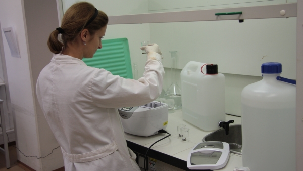 Odběr vzorku kosti (zdroj: Národní muzeum) Odběr vzorku kosti (zdroj: Národní muzeum)