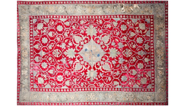 Nástěnný koberec (samet, zlaté lemování), 19. století. Nástěnný koberec (samet, zlaté lemování), 19. století.