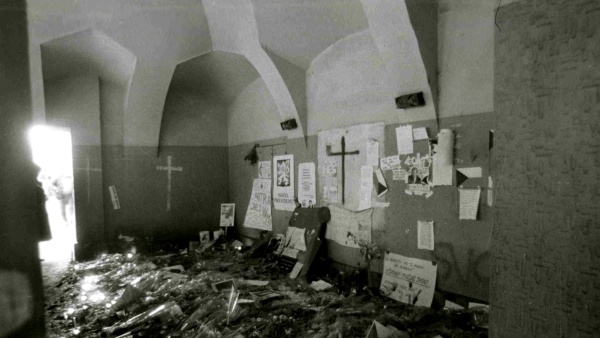 The reminder of events from November 17thin the arcade in the corner of Národní třída and Mikulanská street where the snatch squad of SNB (state national security) started beating the protestants. This place of spontaneous pieta occurred shortly after the events of November 17th (source:National Museum)