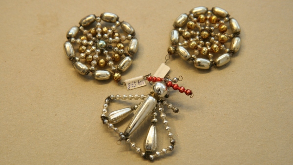 Vánoční ozdoby z období 20. -30. let 20. století pochází ze sbírek Národního muzea Vánoční ozdoby z období 20. -30. let 20. století pochází ze sbírek Národního muzea