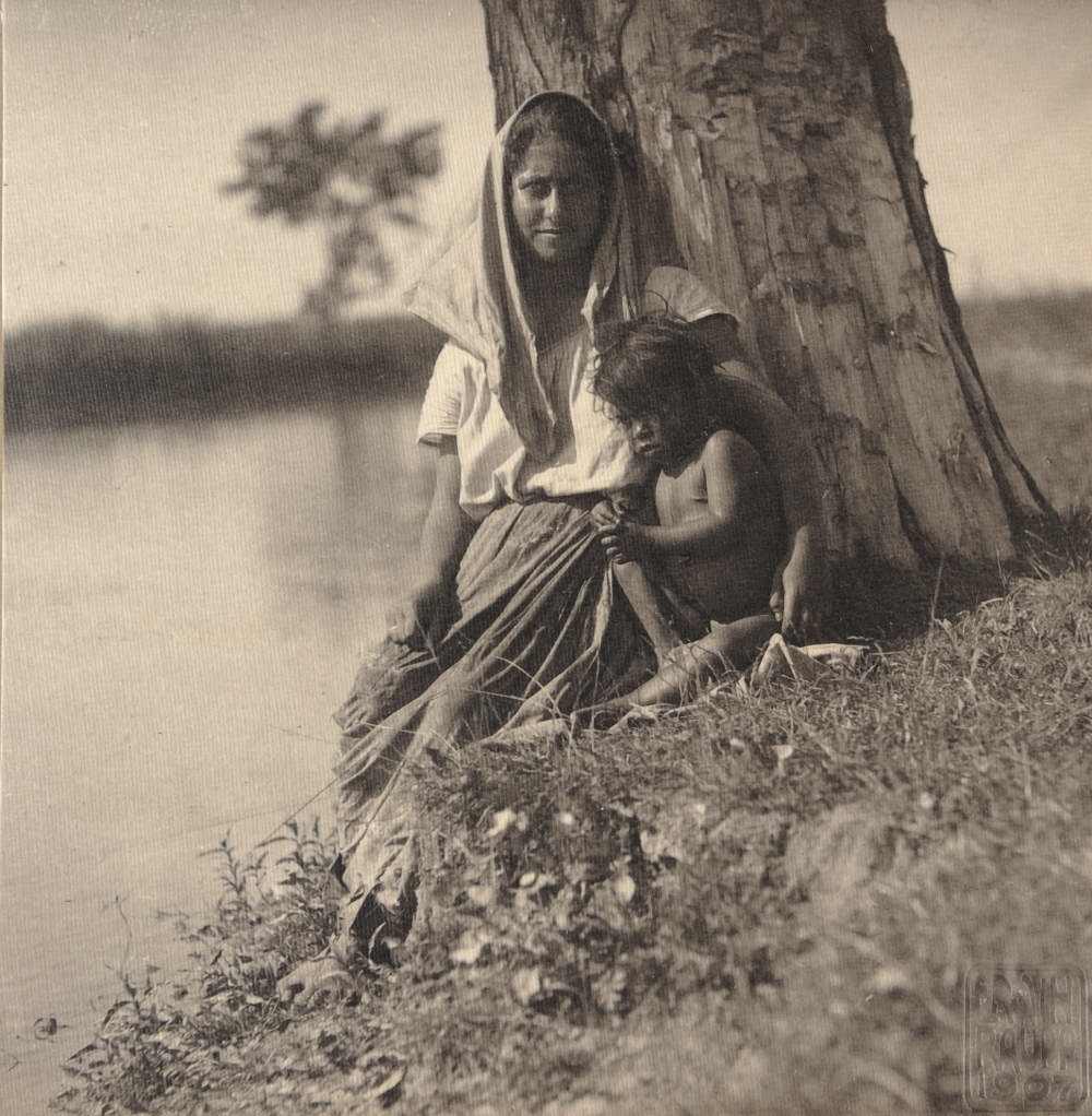 Cikánka od Strážnice s dítětem, r. 1904, Erwin Raupp (zdroj: Národní muzeum) Cikánka od Strážnice s dítětem, r. 1904, Erwin Raupp (zdroj: Národní muzeum)