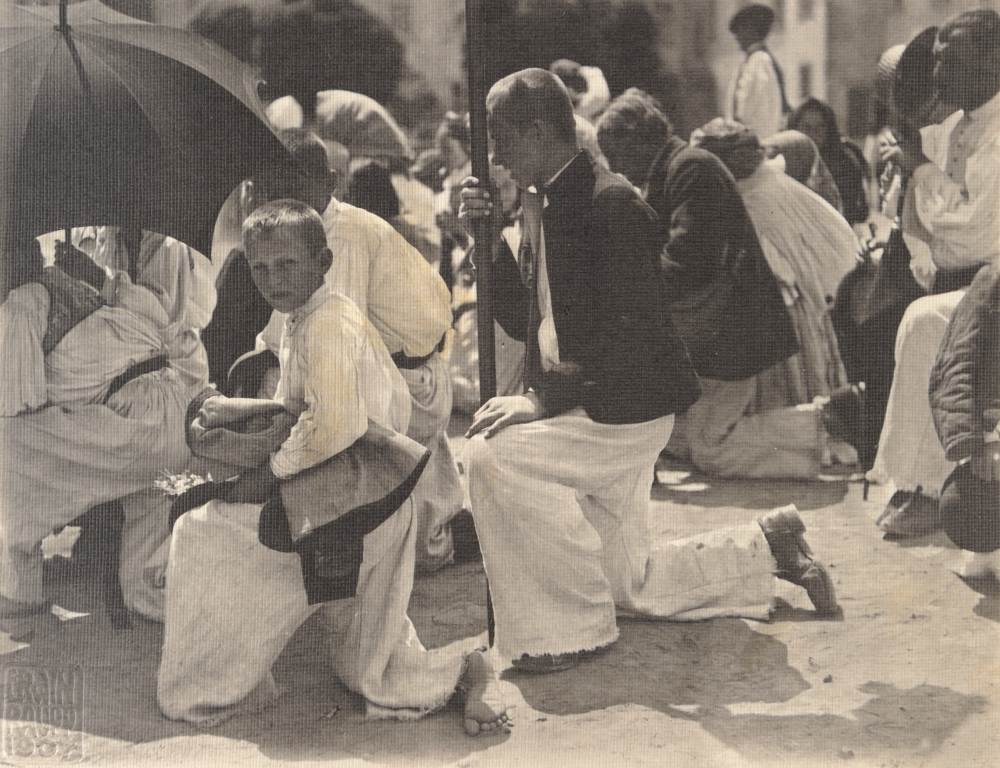 Poutníci od Veselí nad Moravou klečící před kostelem na Velehradě o pouti, r. 1904, Erwin Raupp (zdroj: Národní muzeum) Poutníci od Veselí nad Moravou klečící před kostelem na Velehradě o pouti, r. 1904, Erwin Raupp (zdroj: Národní muzeum)